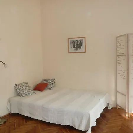 Tagas Csaladi Lakas Kiado Apartament