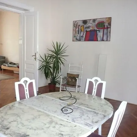 Tagas Csaladi Lakas Kiado Apartament Segedyn