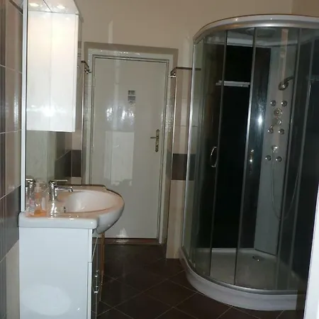 Tagas Csaladi Lakas Kiado Apartament *